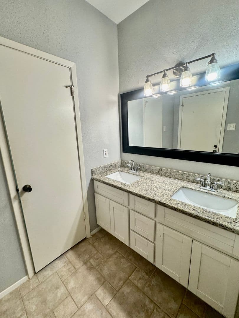 Houston Condo: 2425 Augusta Dr