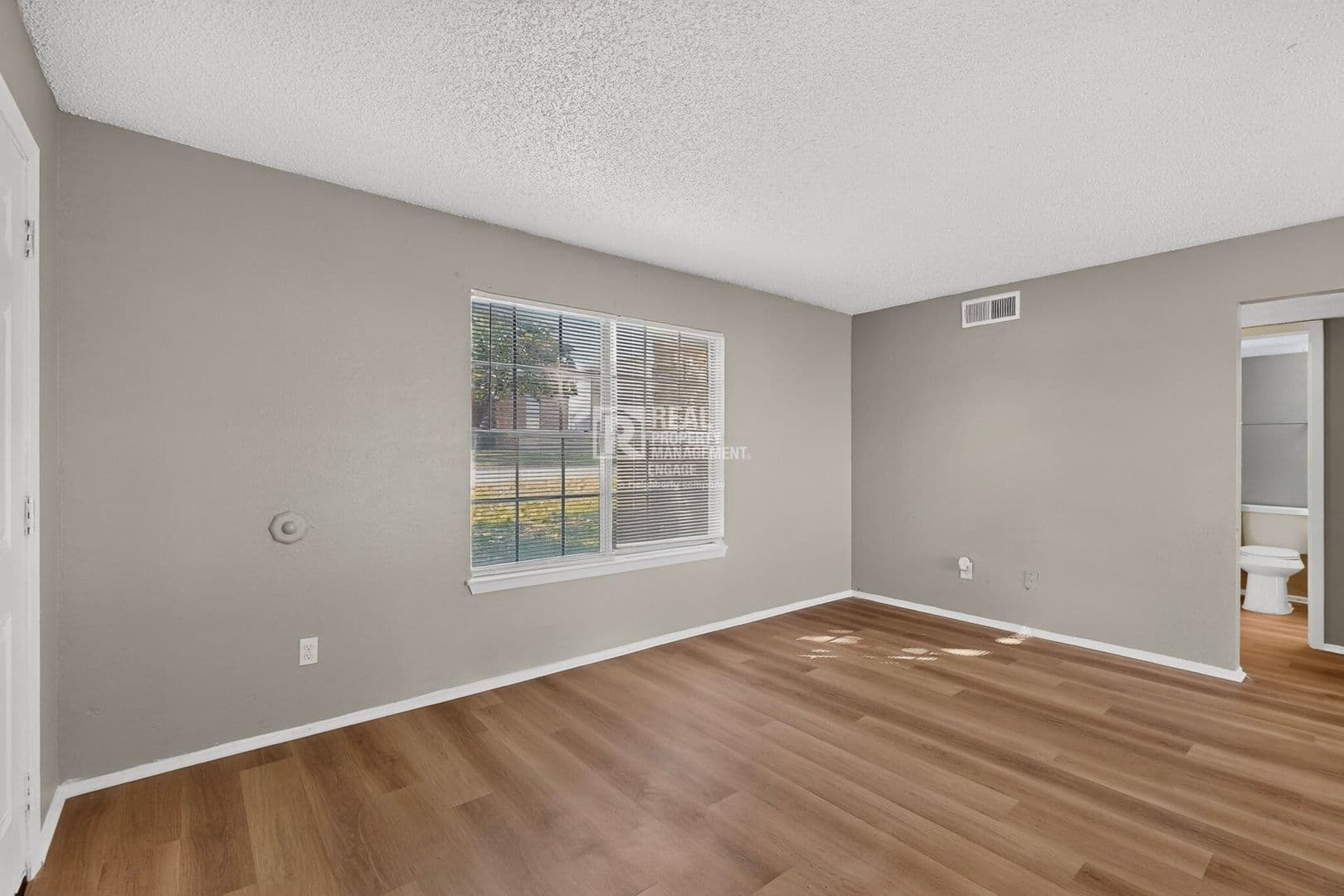 White Settlement Apartment: 8024 Cambridge Circle