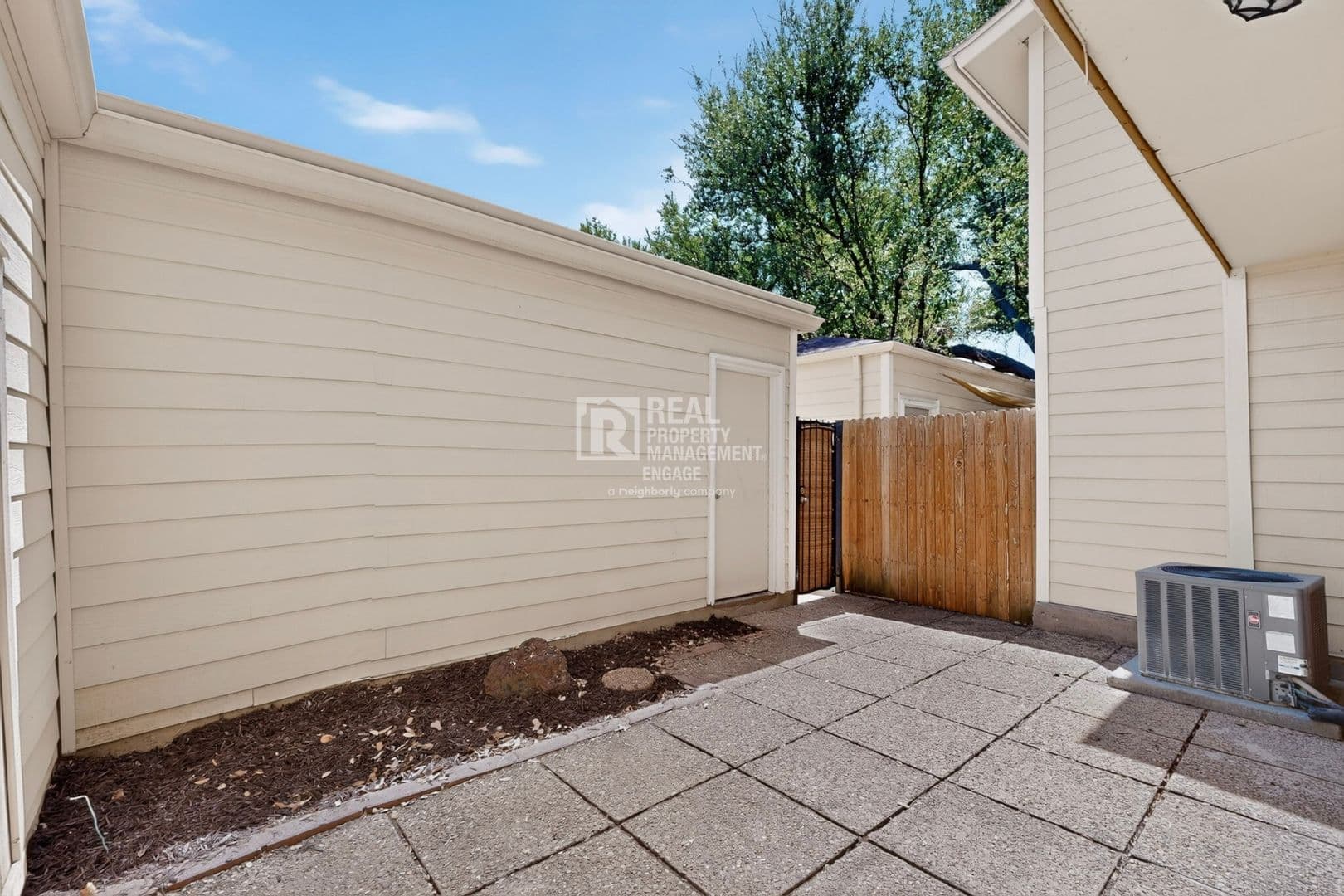 Grapevine Townhome: 1949 Shorewood Drive