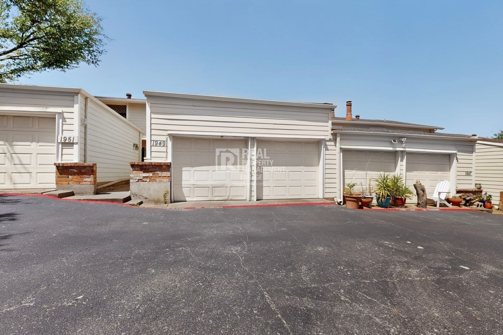 Grapevine Townhome: 1949 Shorewood Drive