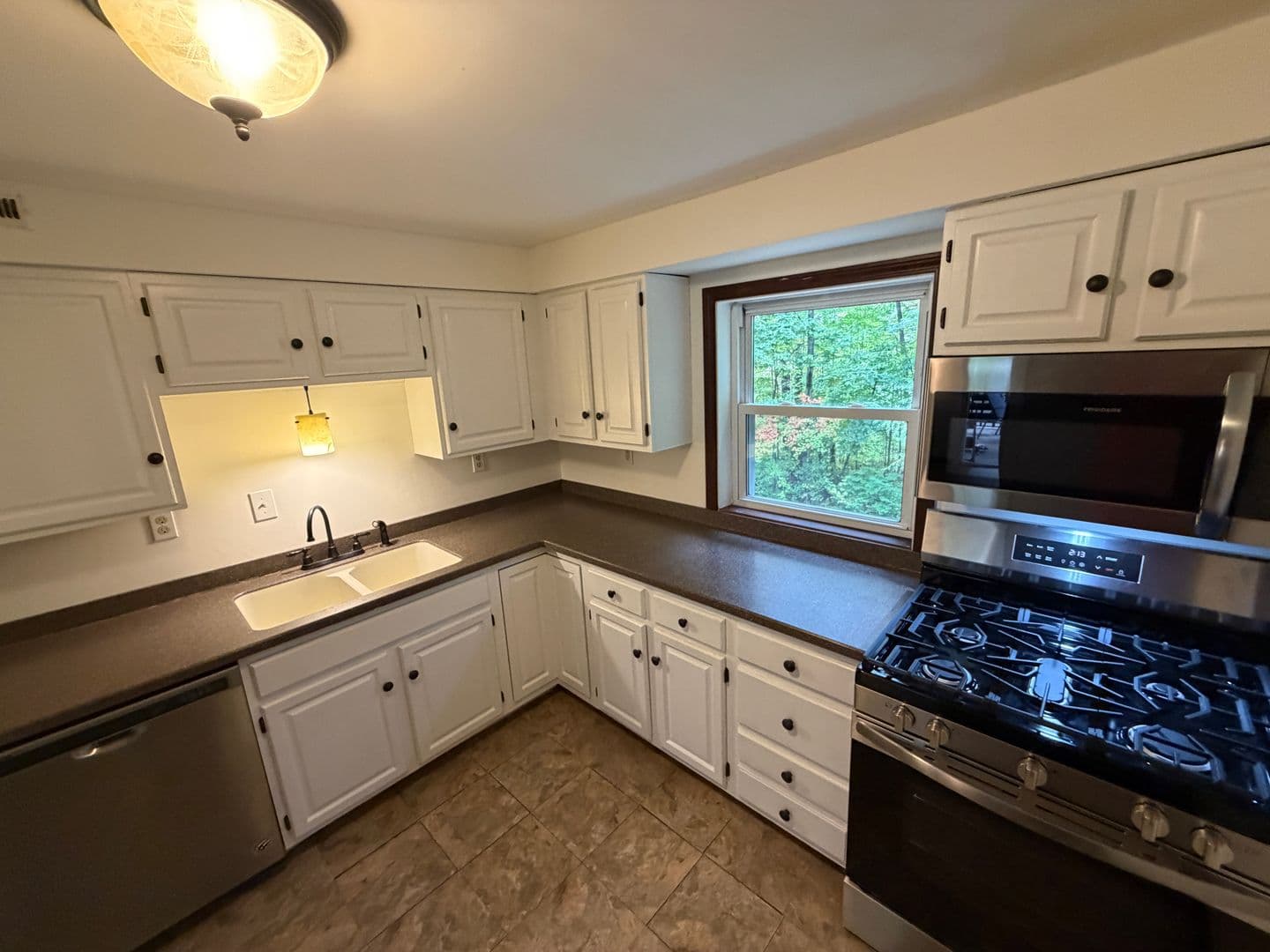 Burlington Condo: 92 Valade Road