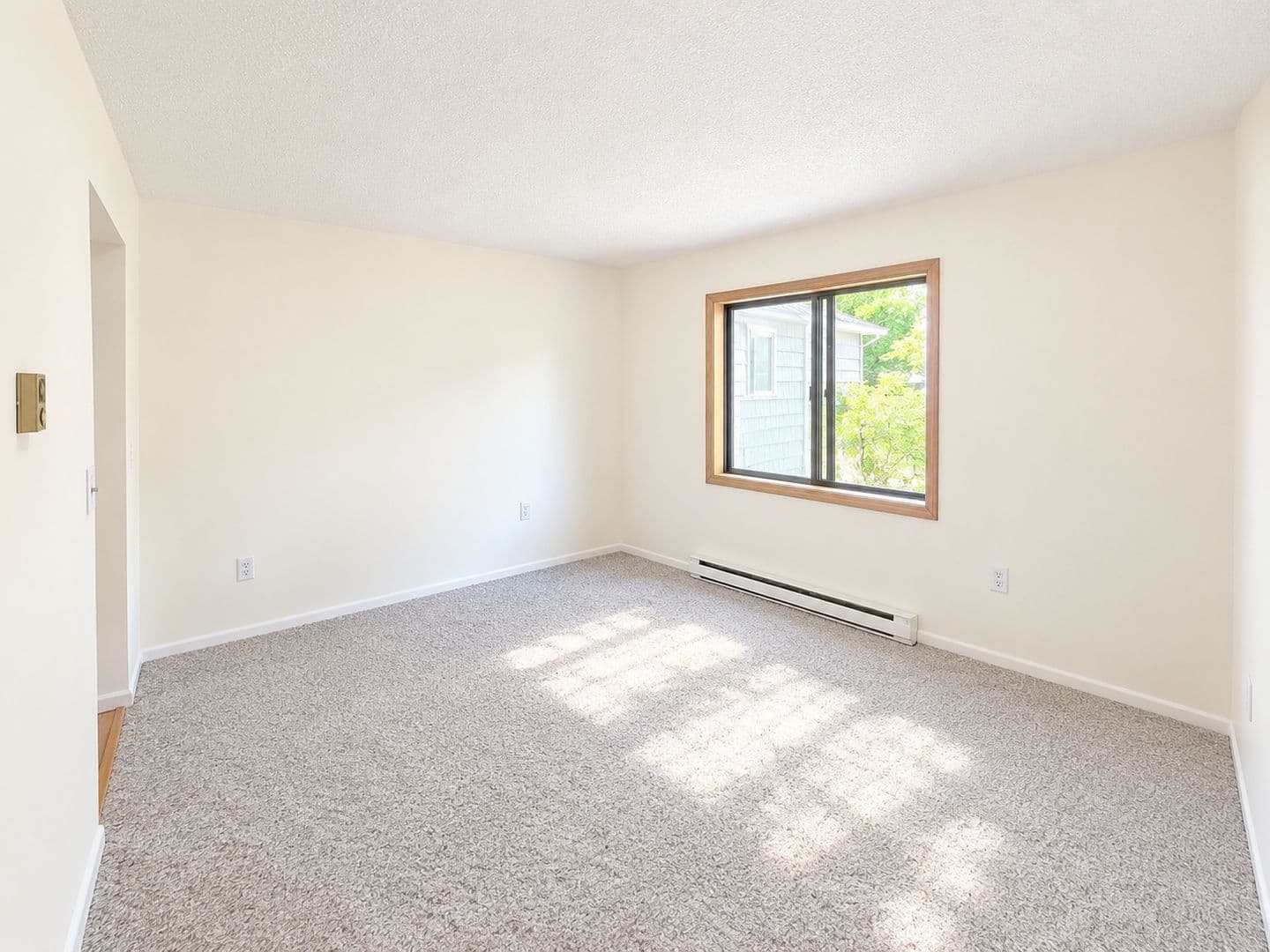 South Burlington House: 50 Hawthorne Circle
