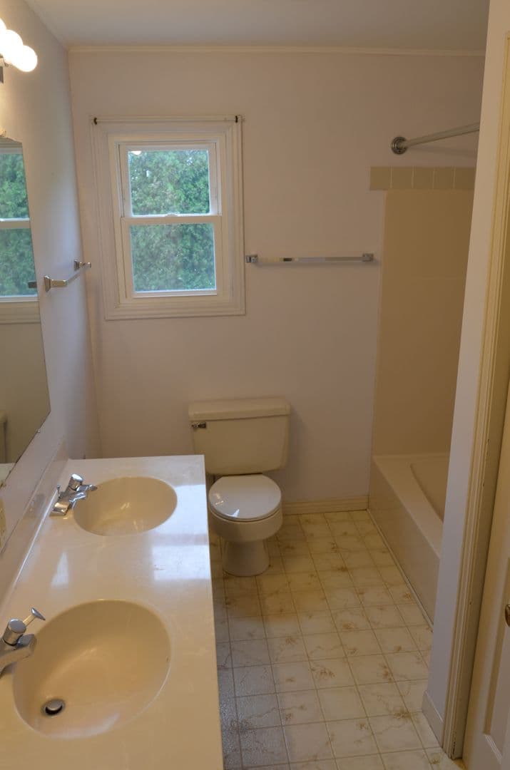 Essex Junction House: 7 Rivendell Drive