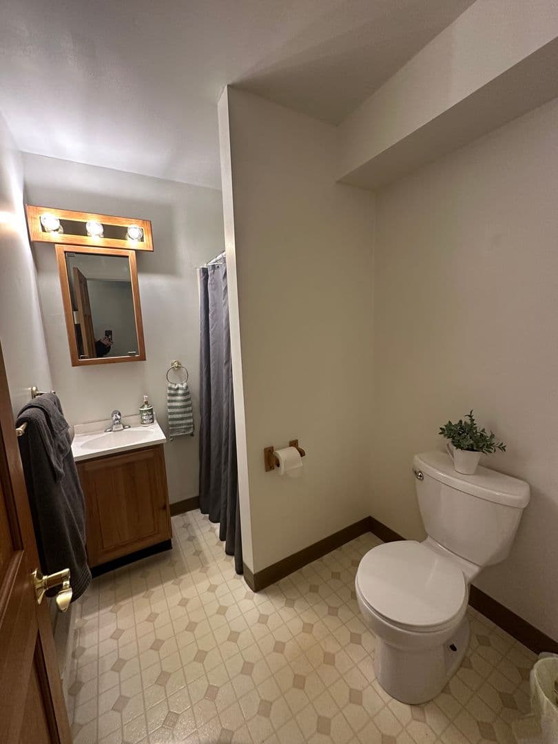 Burlington Apartment: 383 College Street