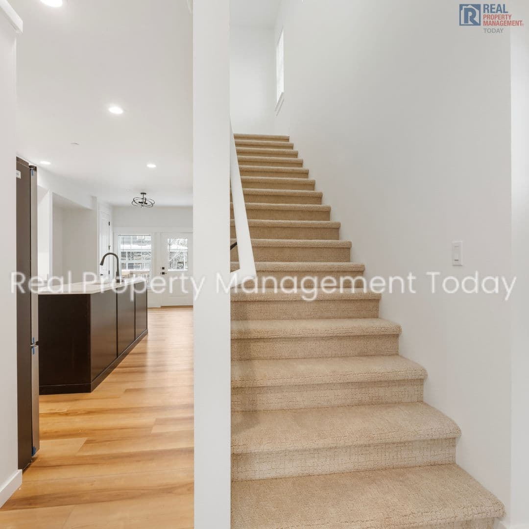 Eatonville Townhome: 300 Larson St W