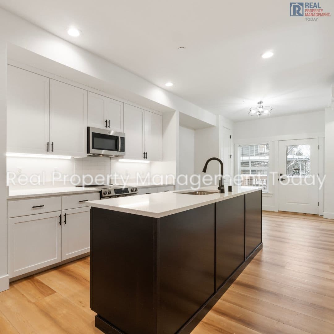 Eatonville Townhome: 300 Larson St W