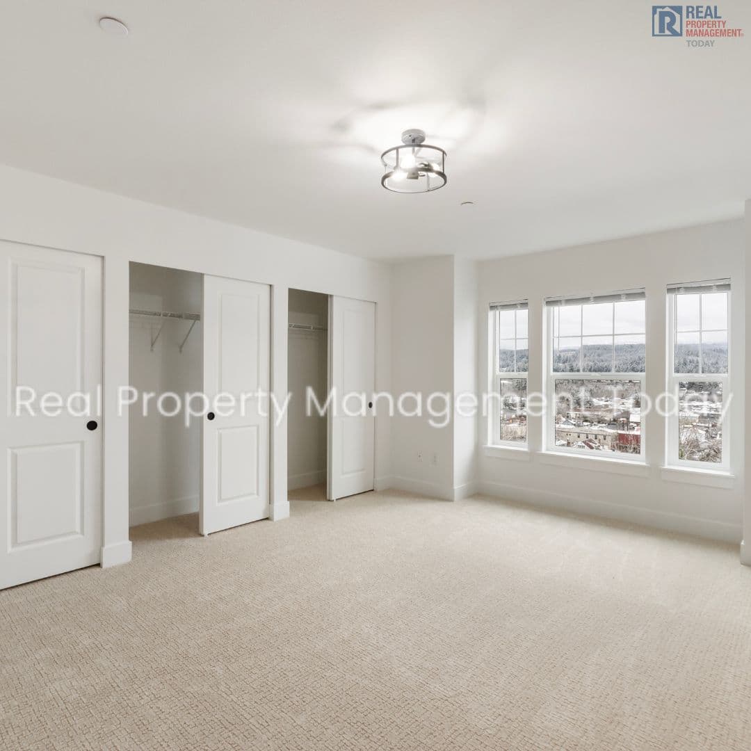 Eatonville Townhome: 300 Larson St W