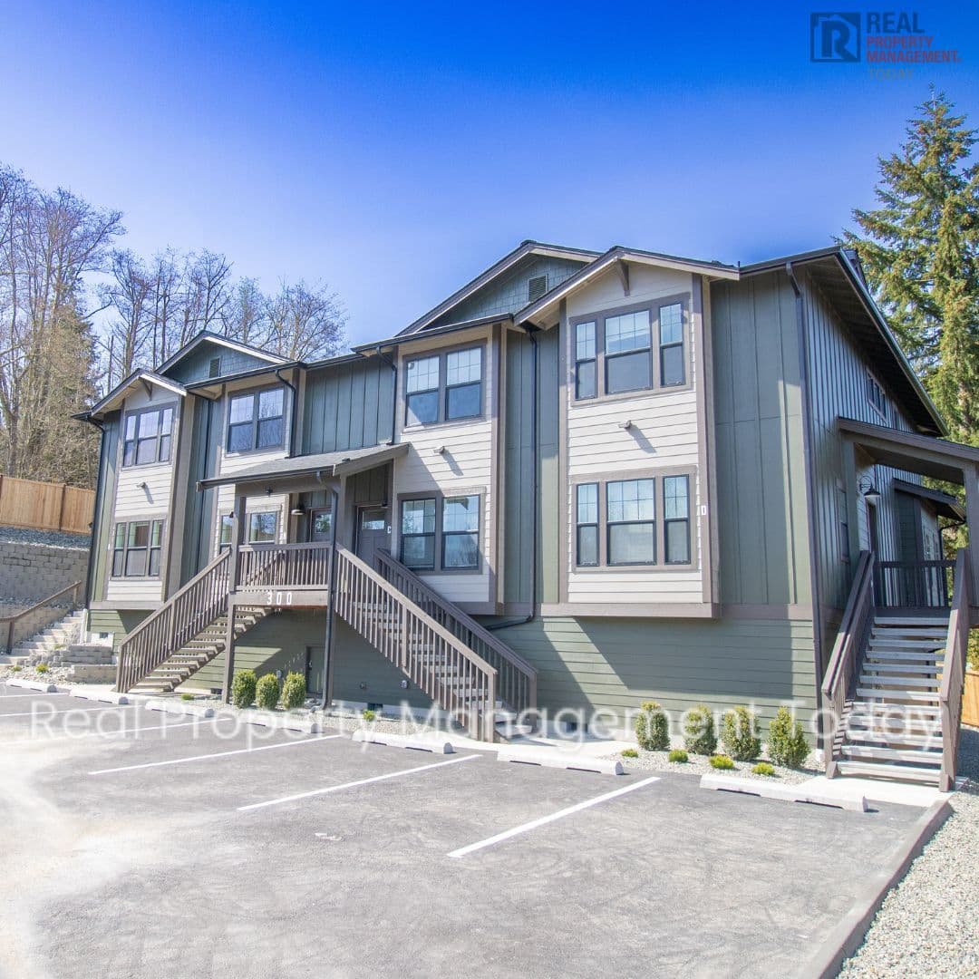 Eatonville Townhome: 300 Larson St W