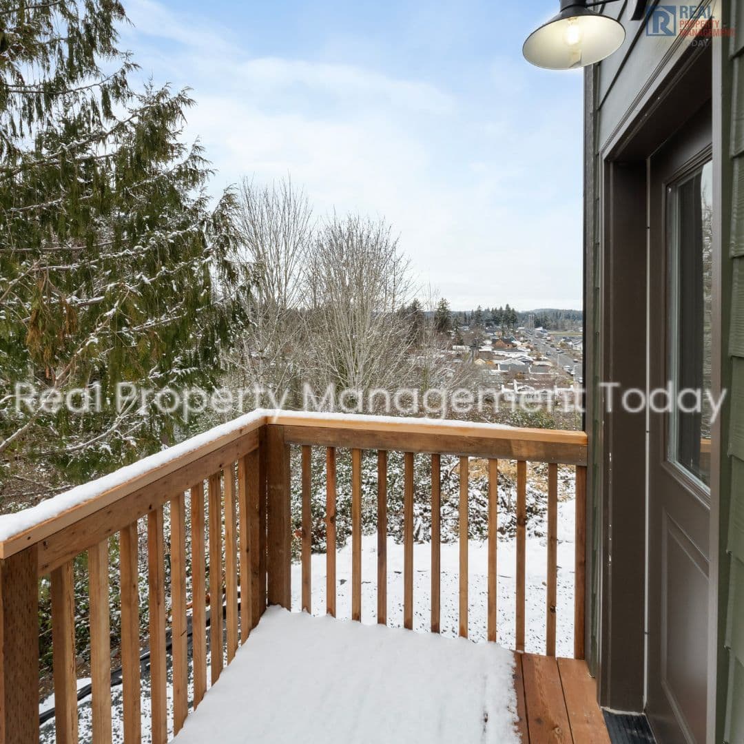 Eatonville Townhome: 300 Larson St W