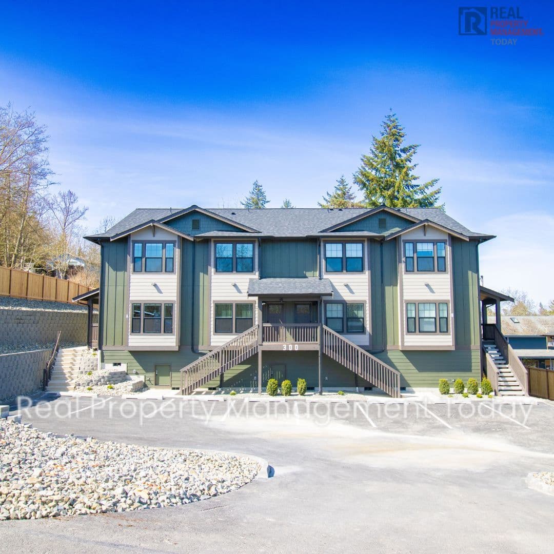 Eatonville Townhome: 300 Larson St W