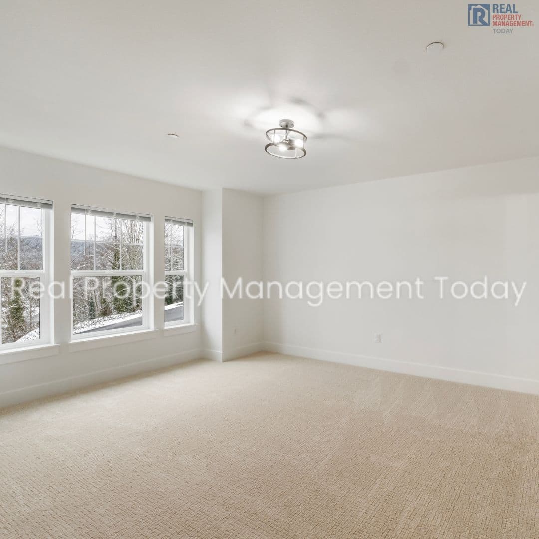 Eatonville Townhome: 300 Larson St W