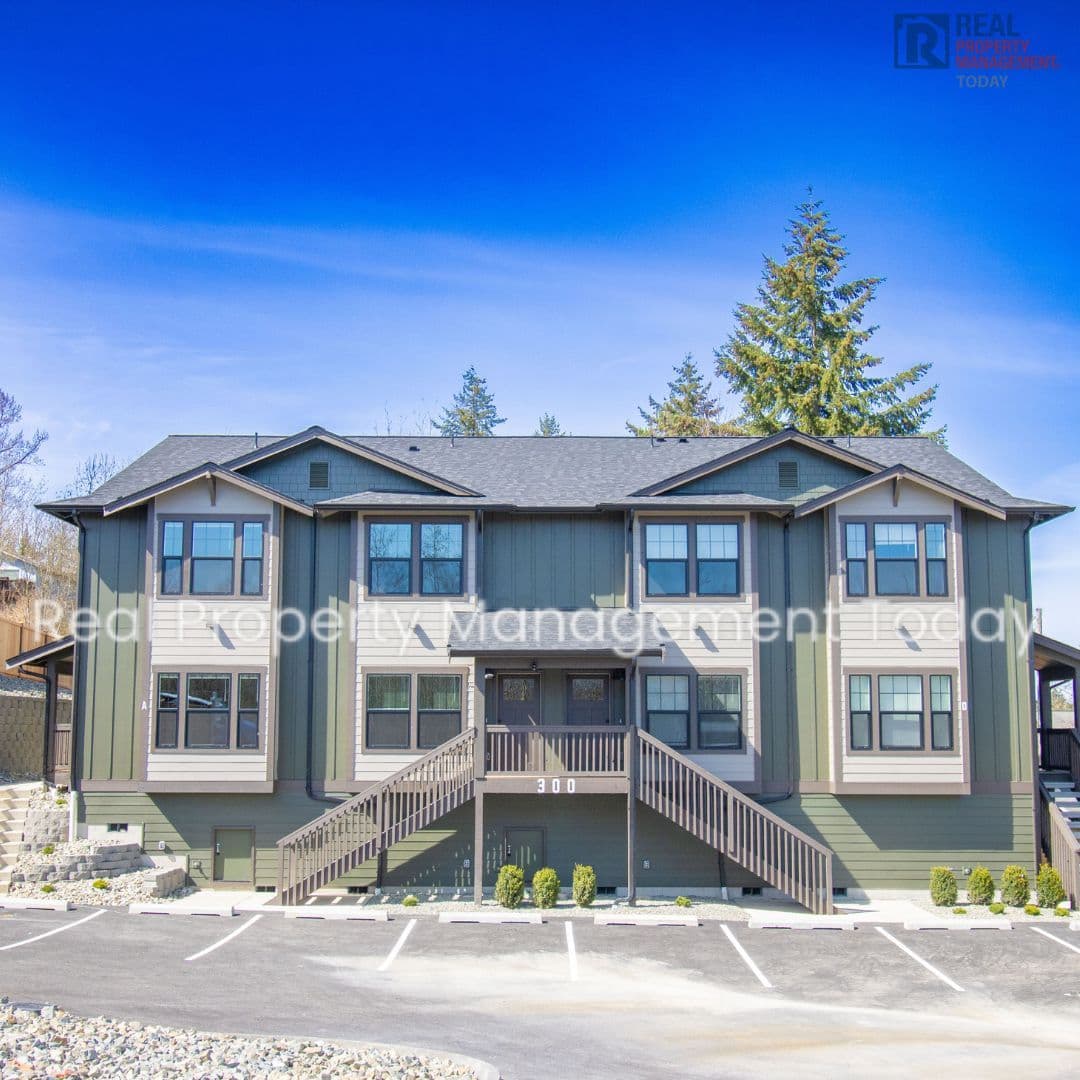 Eatonville Townhome: 300 Larson St W