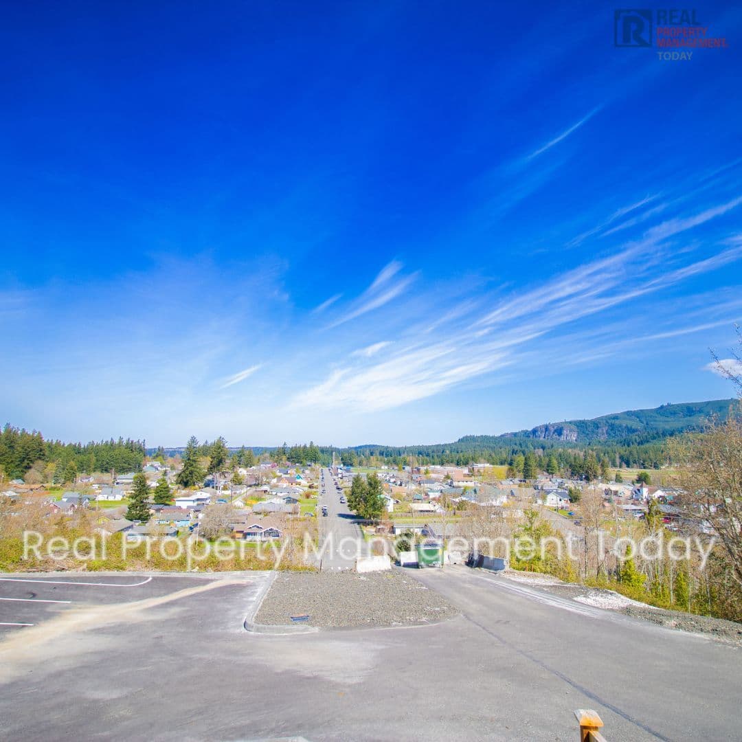 Eatonville Townhome: 300 Larson St W