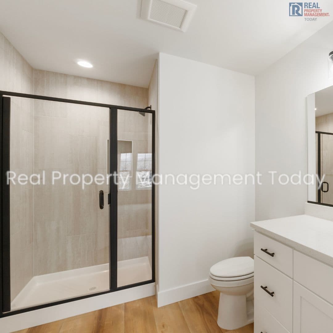 Eatonville Townhome: 300 Larson St W
