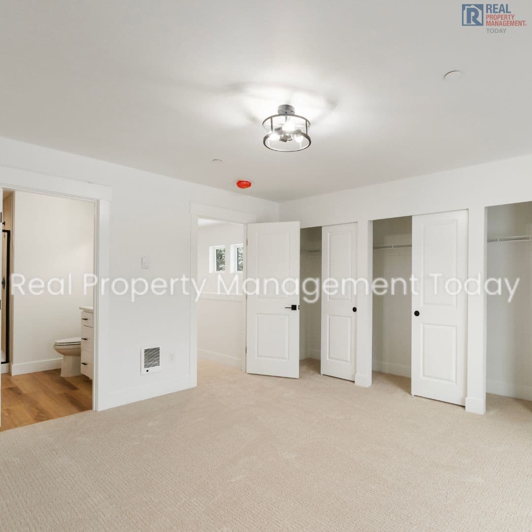 Eatonville Townhome: 300 Larson St W