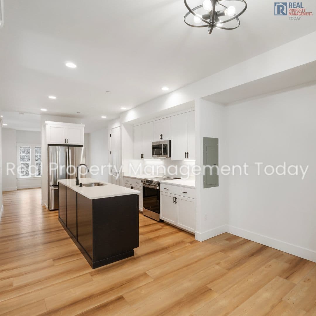 Eatonville Townhome: 300 Larson St W