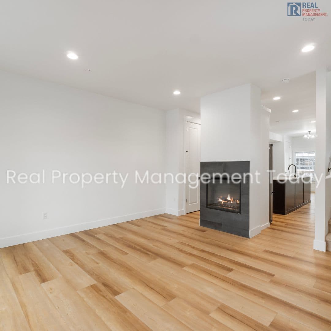 Eatonville Townhome: 300 Larson St W