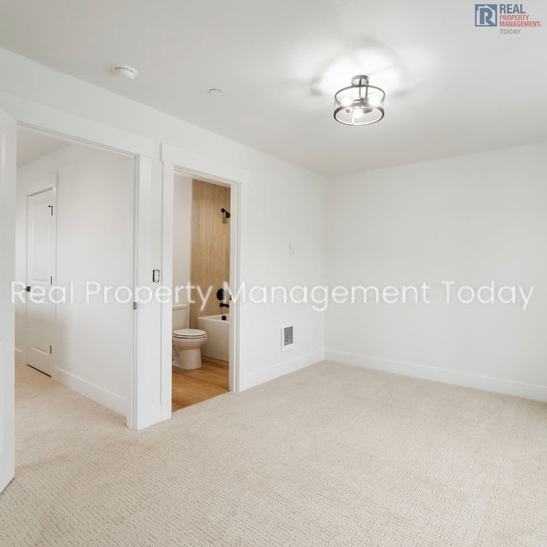 Eatonville Townhome: 300 Larson St W
