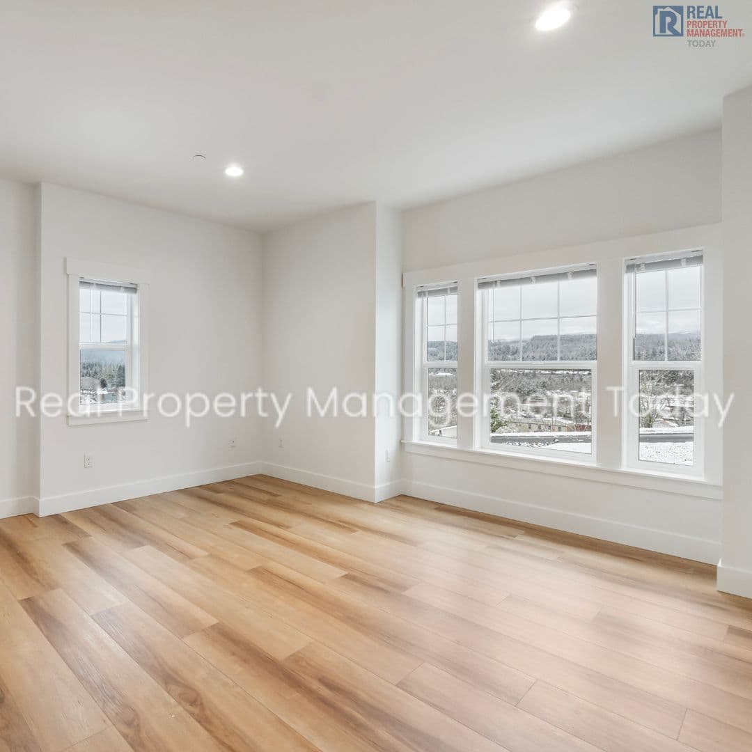 Eatonville Townhome: 300 Larson St W