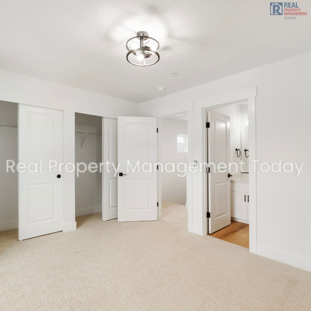 Eatonville Townhome: 300 Larson St W