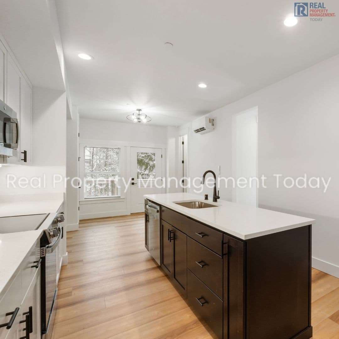 Eatonville Townhome: 300 Larson St W
