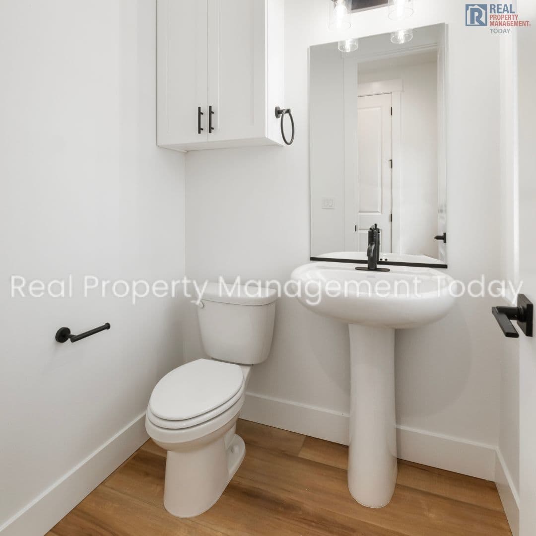 Eatonville Townhome: 300 Larson St W