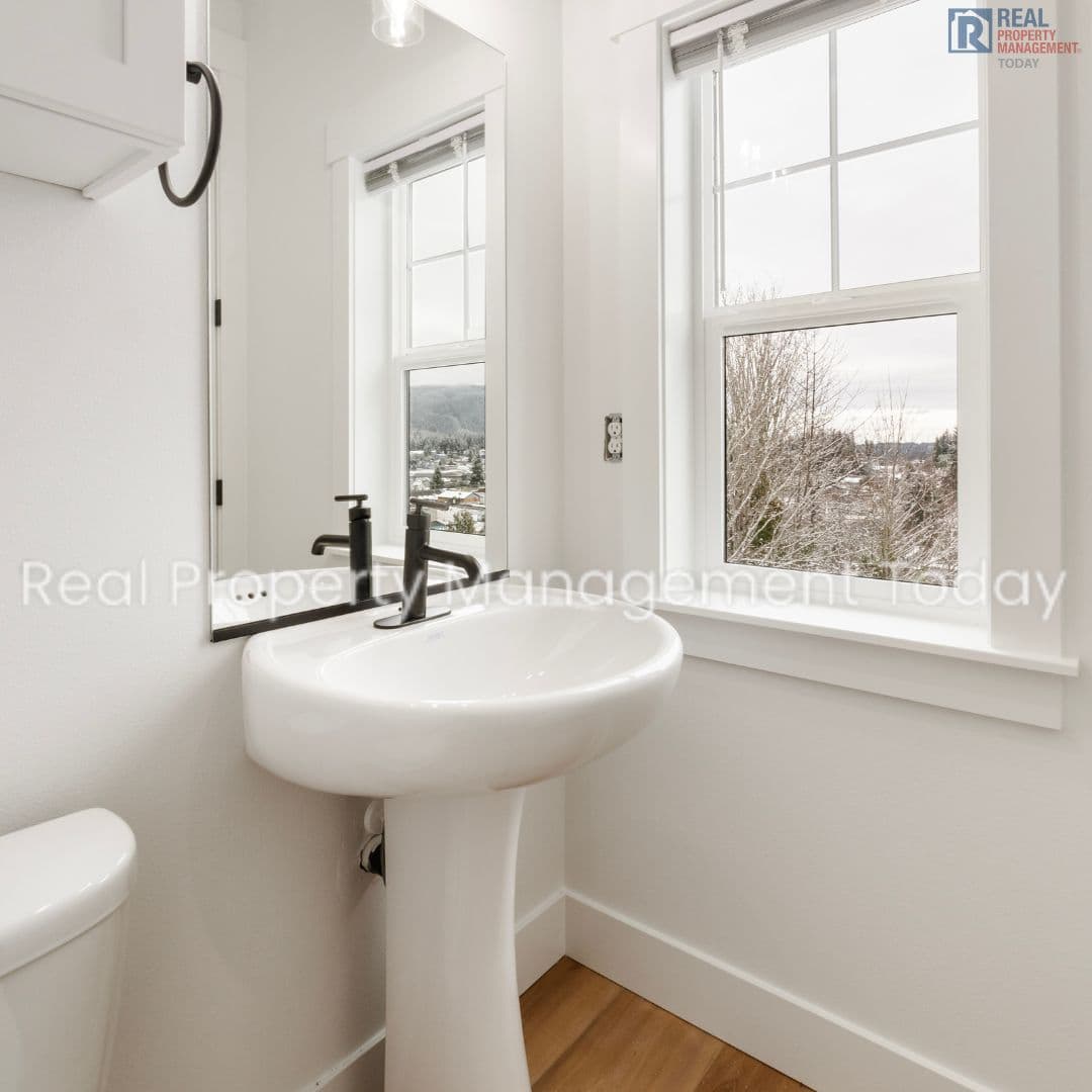 Eatonville Townhome: 300 Larson St W