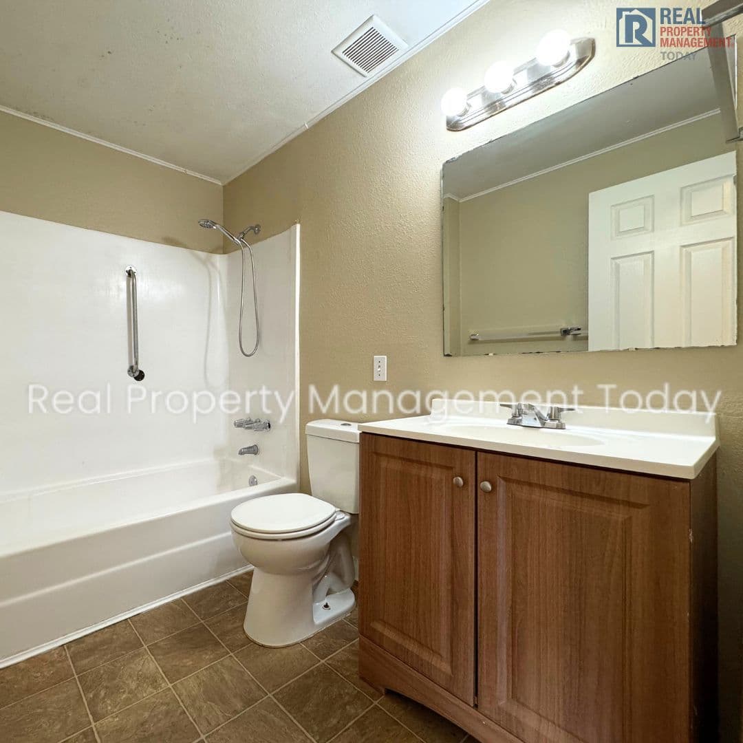 Tacoma Apartment: 4024 S Lawrence St