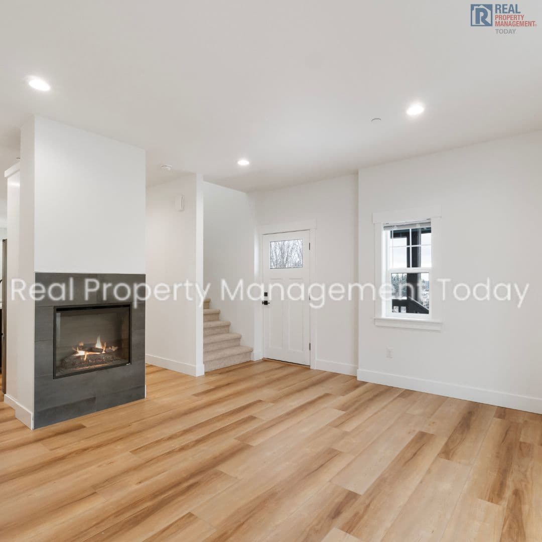 Eatonville Townhome: 300 Larson St W
