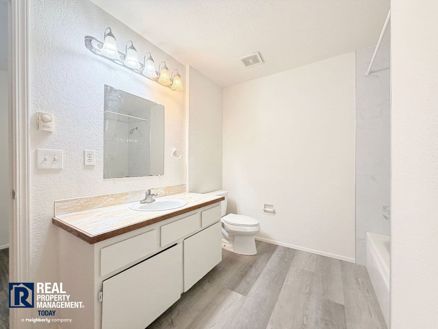 University Place Apartment: 8410 - 8414 27TH ST W
