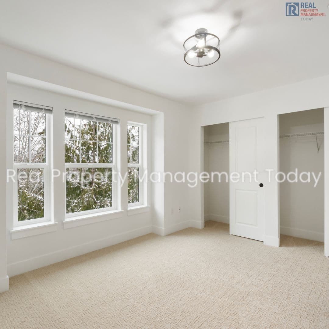 Eatonville Townhome: 300 Larson St W