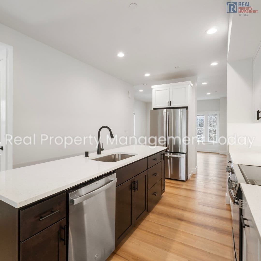 Eatonville Townhome: 300 Larson St W
