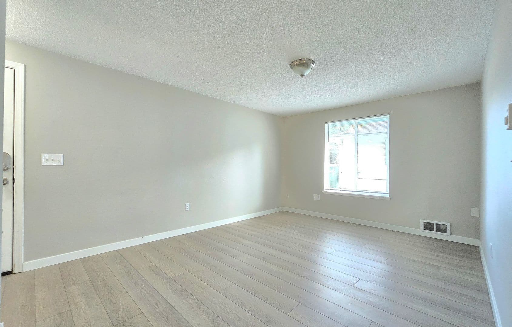 Gold Bar House: 236 7th St
