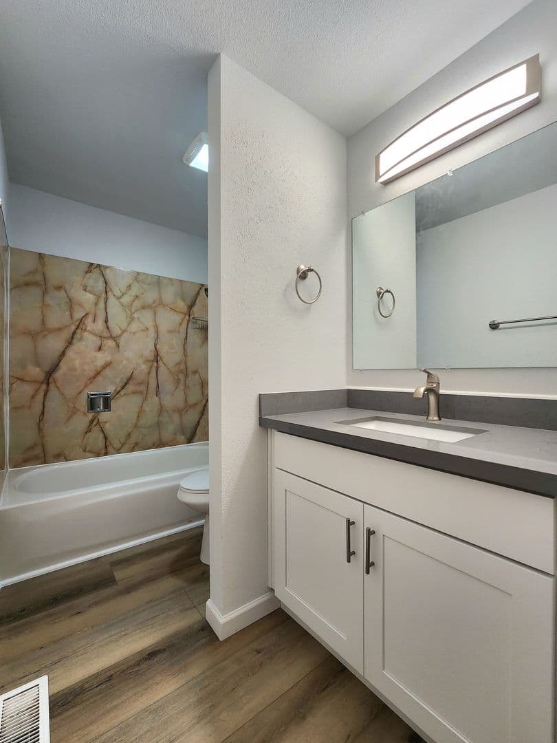 Lynnwood Apartment: 13612 36th PL W