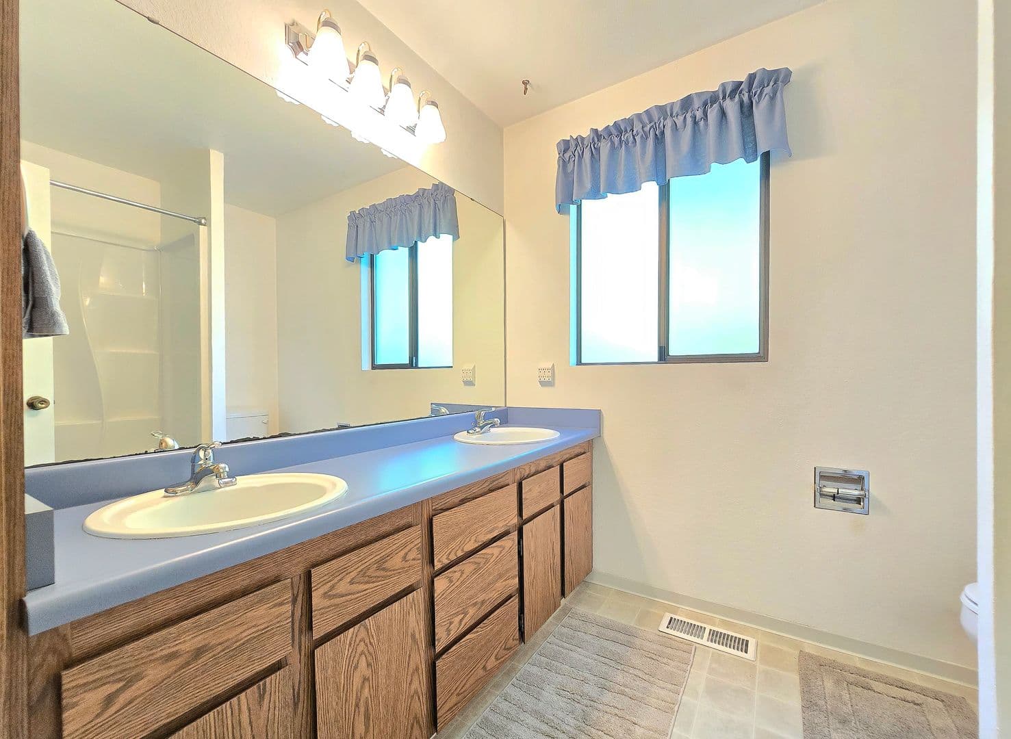 Edmonds Apartment: 9033 244th St SW