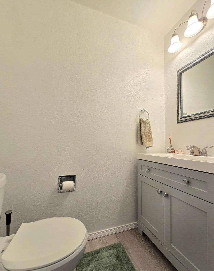 Edmonds Apartment: 9033 244th St SW