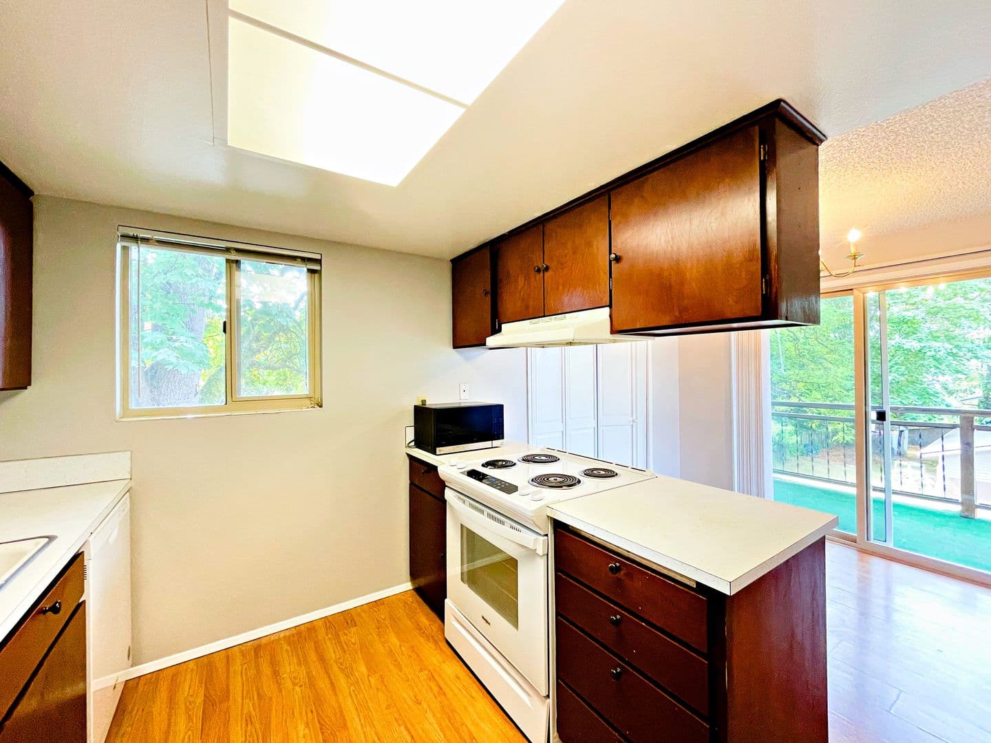 Everett Apartment: 6130 W. Beech St