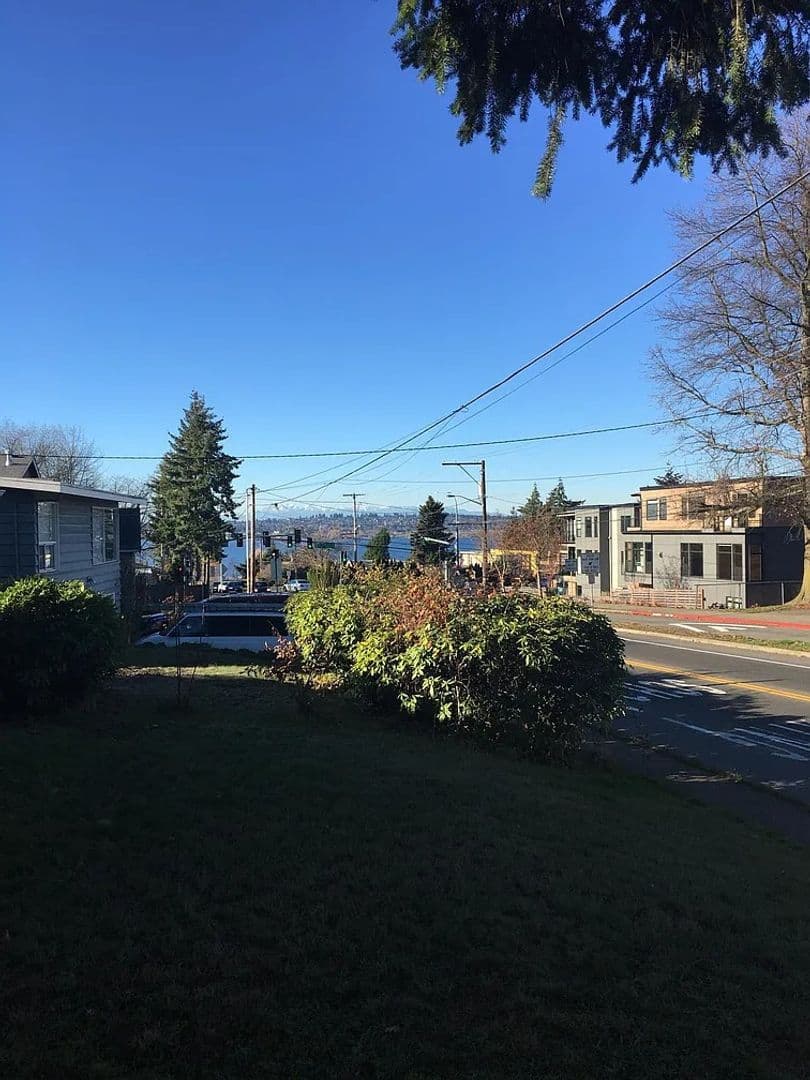 Kirkland House: 6731 104th Ave NE