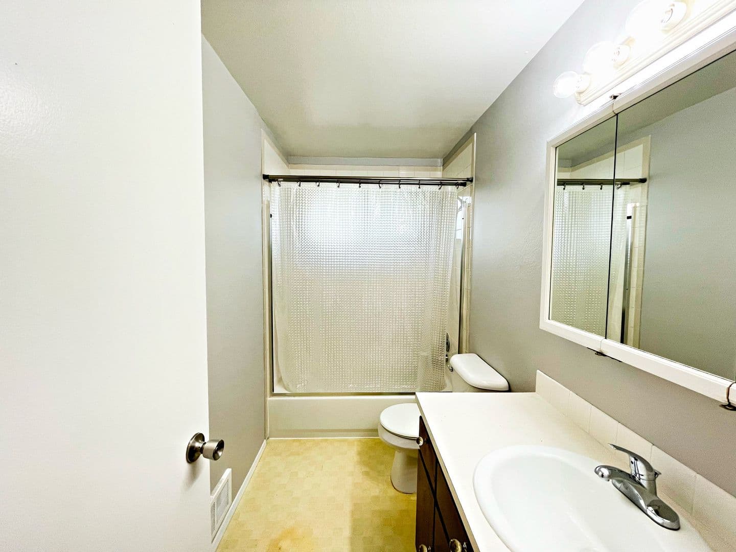 Everett Apartment: 6130 W. Beech St
