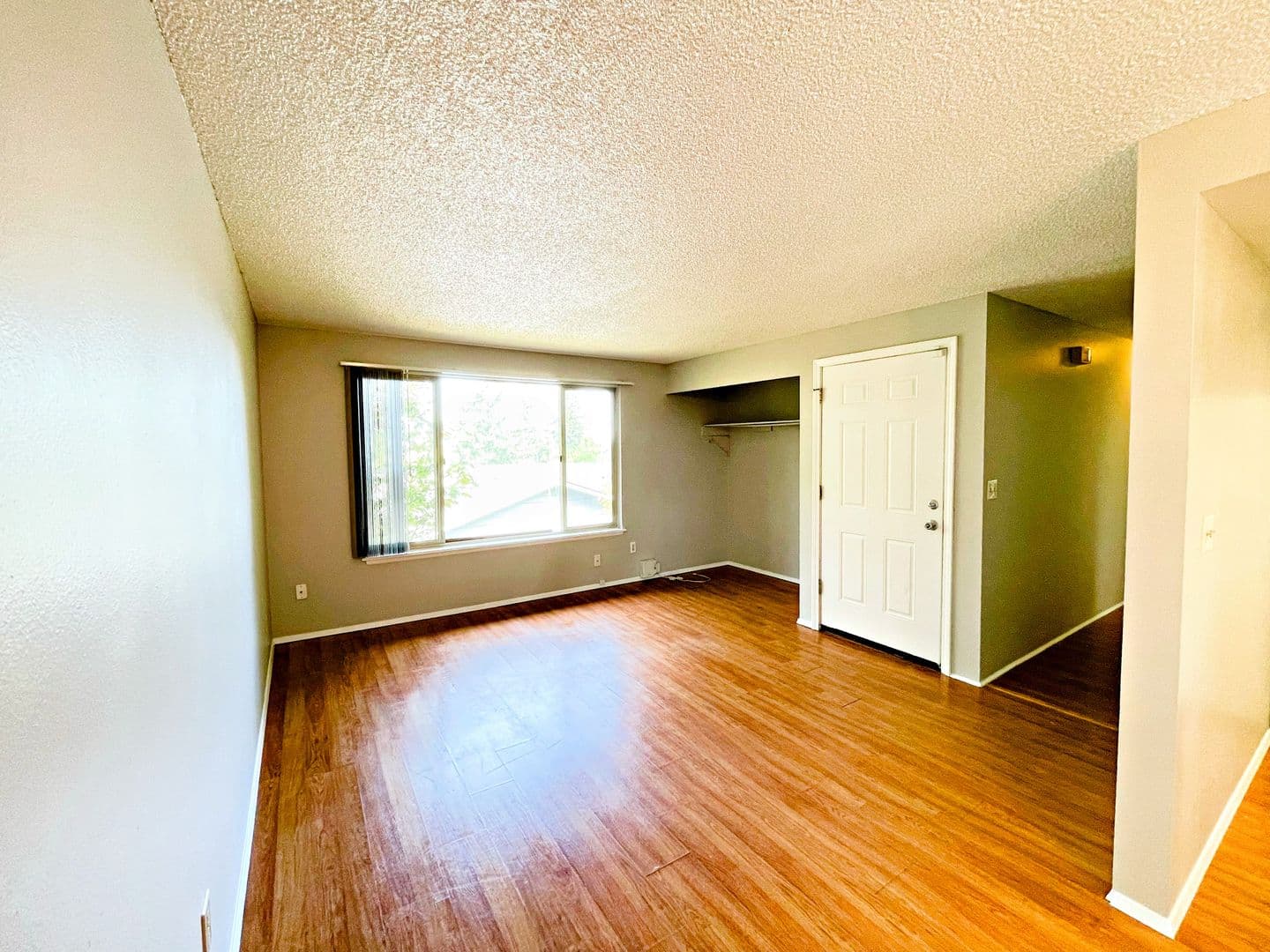 Everett Apartment: 6130 W. Beech St
