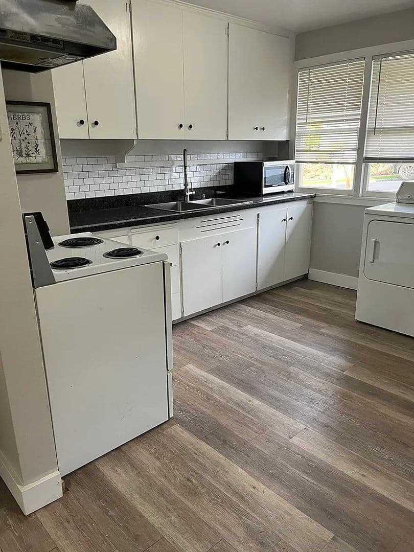Kirkland House: 6731 104th Ave NE