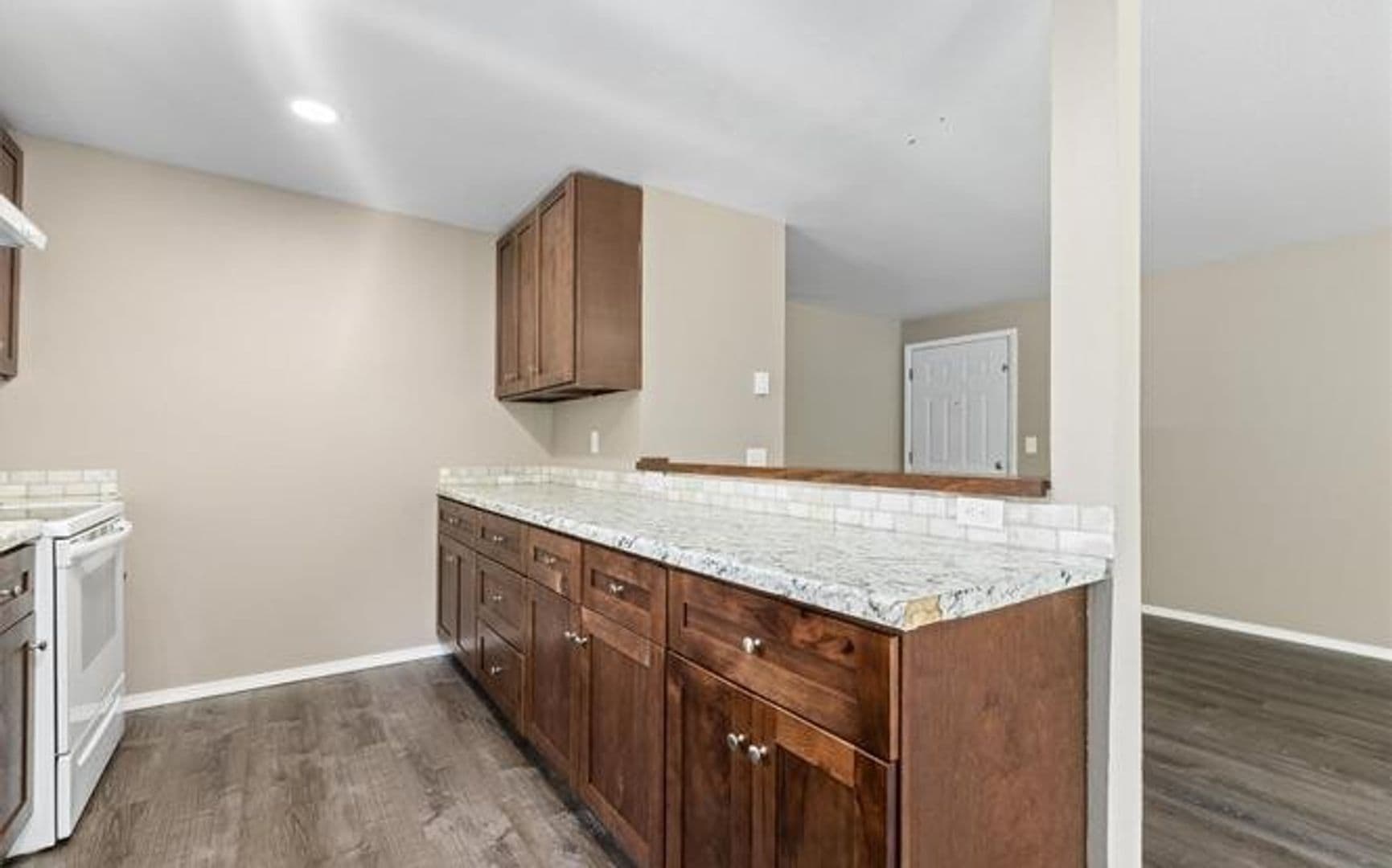 Everett Apartment: 507 Madison St