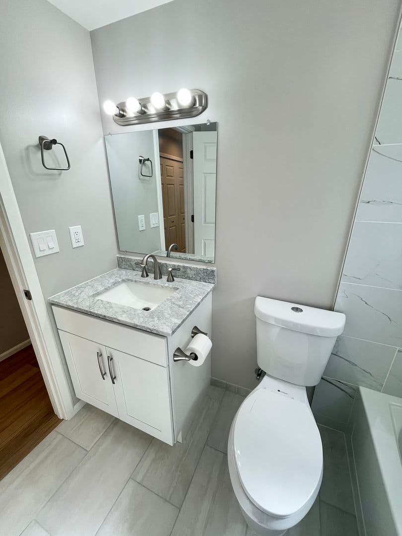 Lynnwood Apartment: 18926 65th PL. W