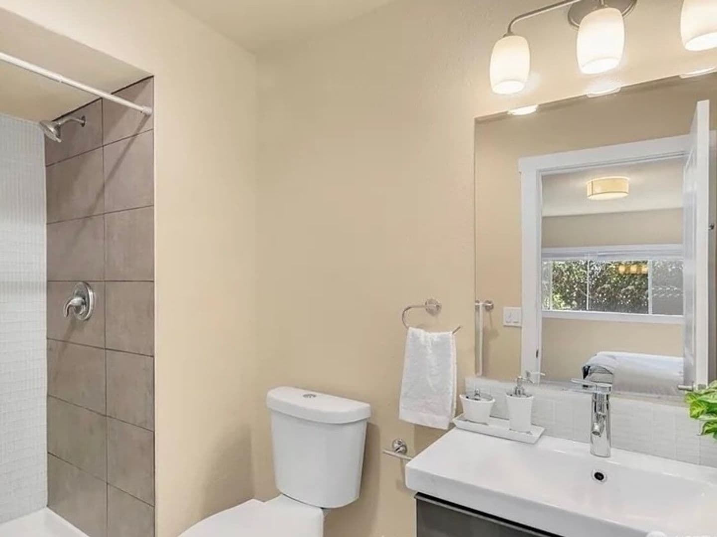 Seattle Condo: 17431 Ambaum Blvd S Unit B13