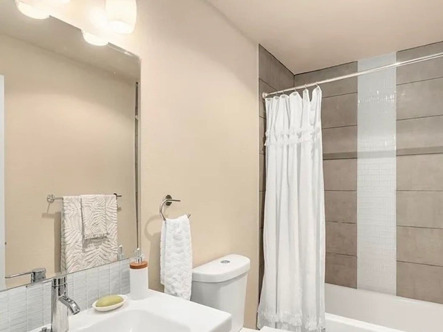 Seattle Condo: 17431 Ambaum Blvd S Unit B13