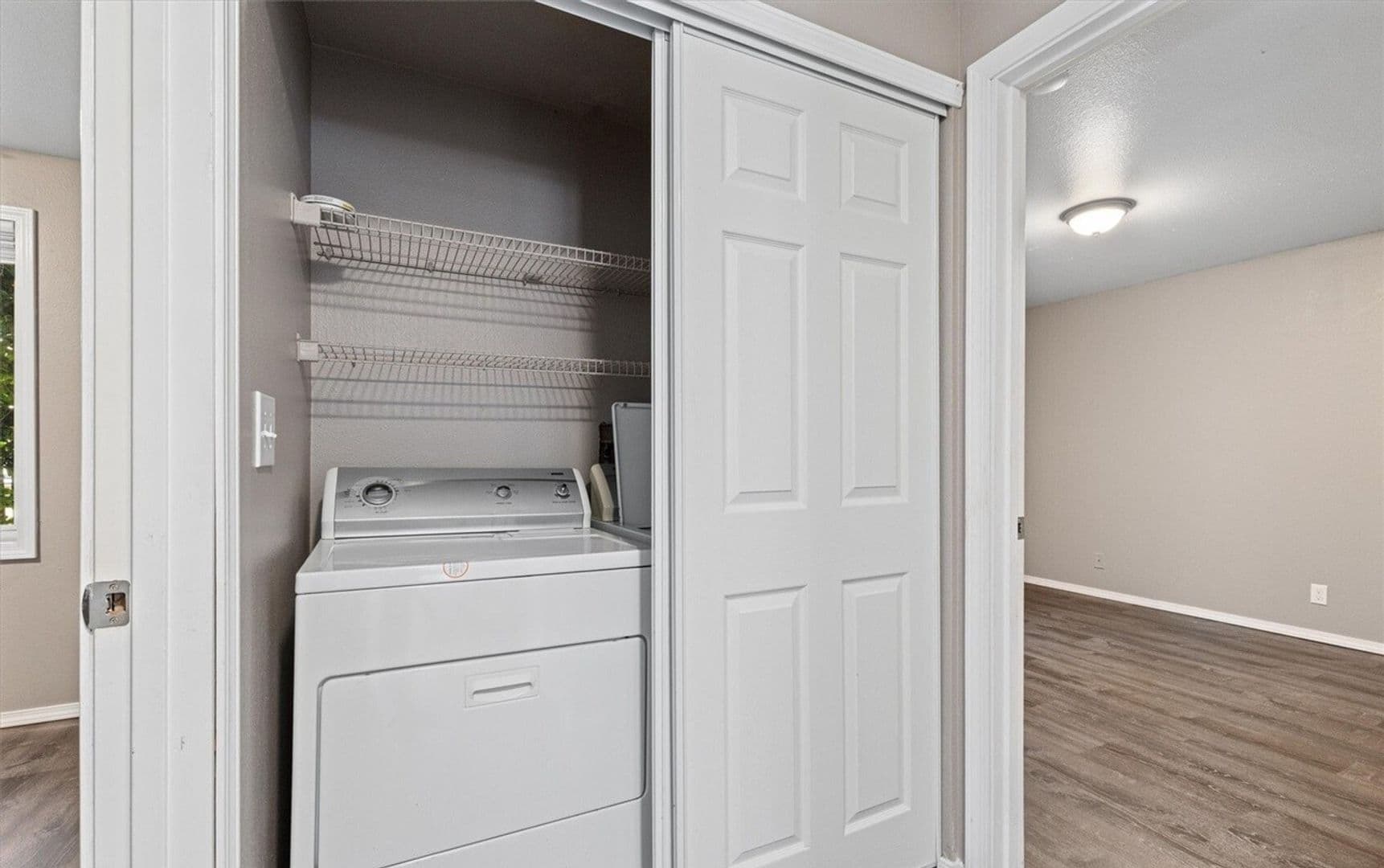Everett Apartment: 507 Madison St