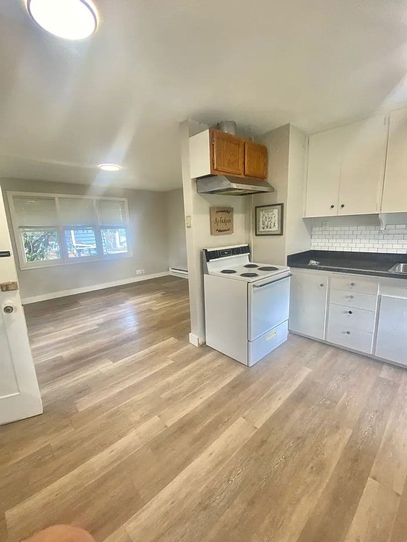 Kirkland House: 6731 104th Ave NE