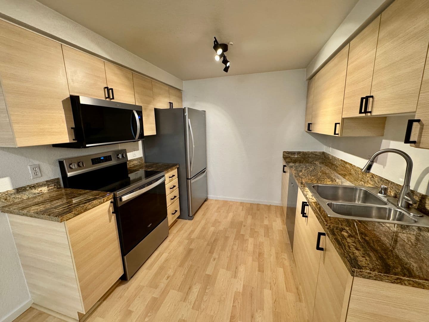 Kirkland Condo: 210 9th St Unit E103