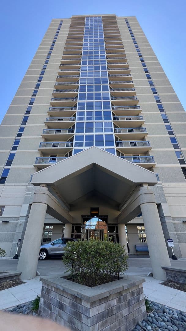 Milwaukee Condo: 1660 N PROSPECT AV