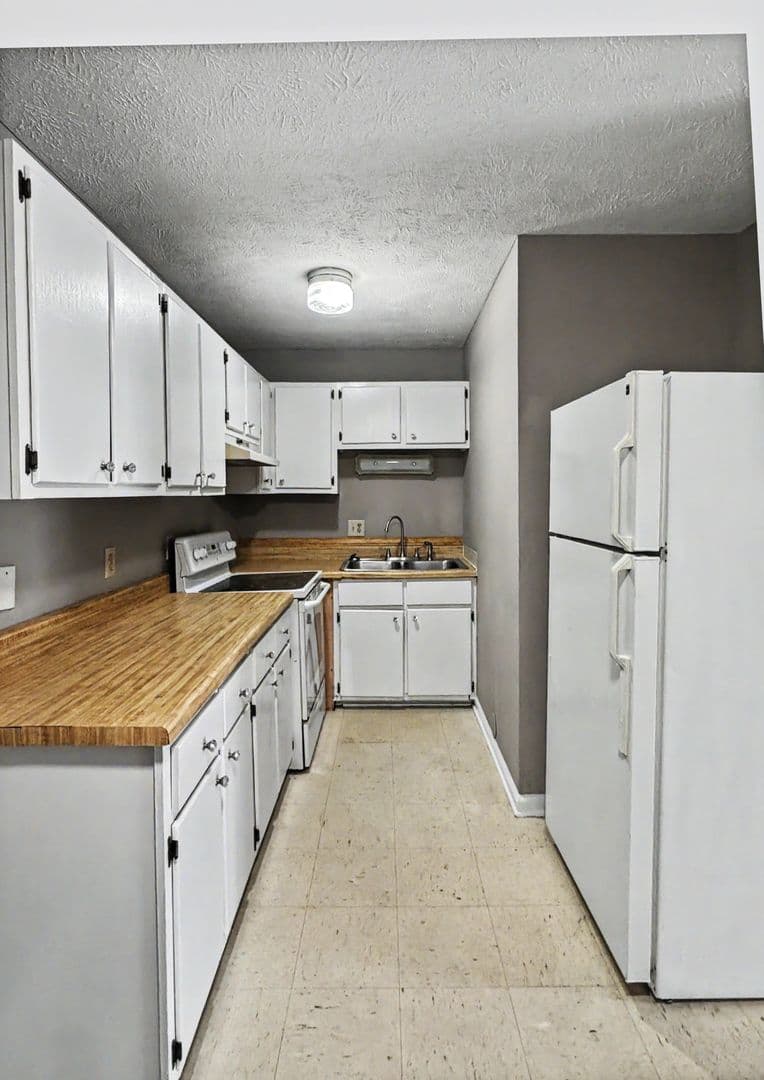 Fayetteville House: 5916 Aftonshire Drive